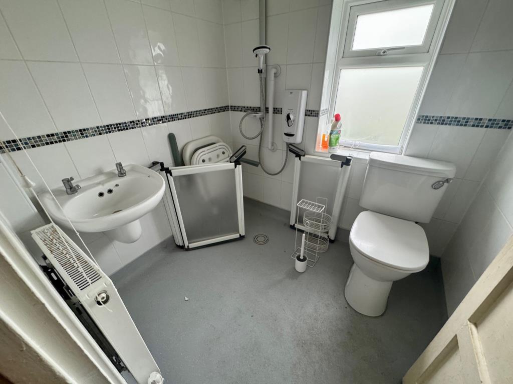 Lot: 77 - MID-TERRACE HOUSE FOR IMPROVEMENT - Wetroom
